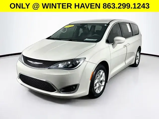 2020 Chrysler Pacifica Touring photo 3