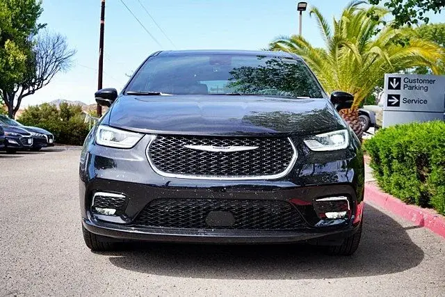 2026 Chrysler Pacifica Select AWD photo 5