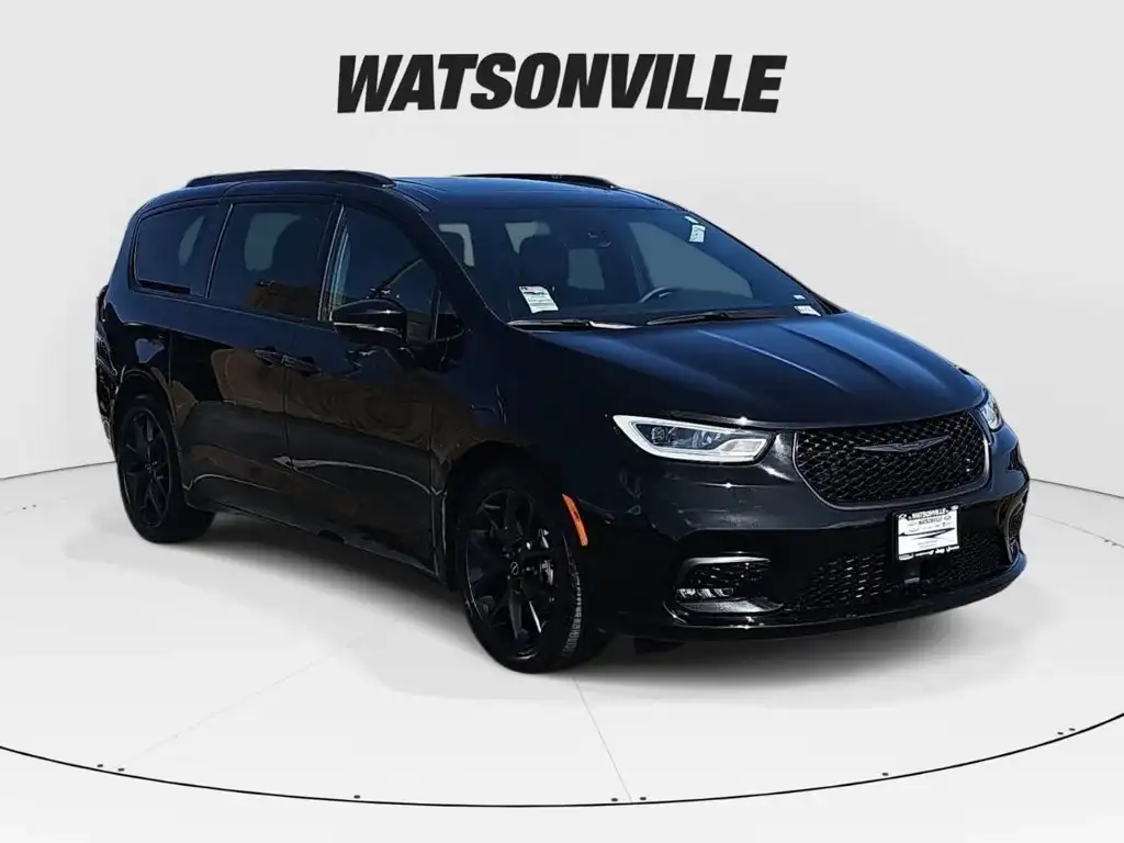2026 Chrysler Pacifica Limited's photo