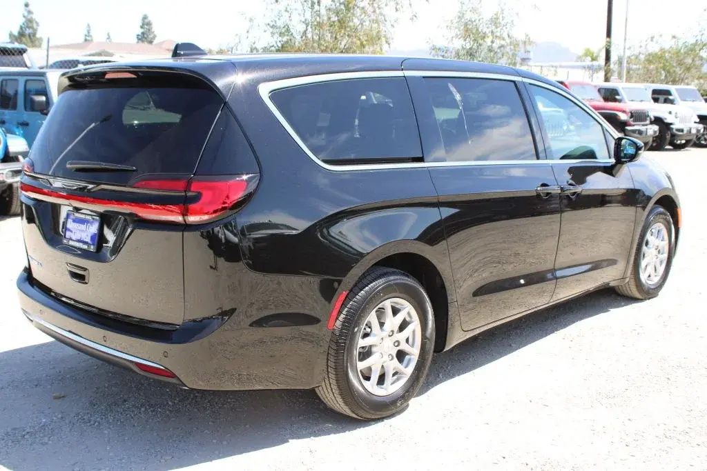 2027 Chrysler Pacifica Select photo 4