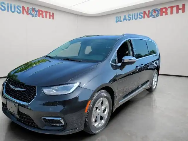 2023 Chrysler Pacifica Limited's photo