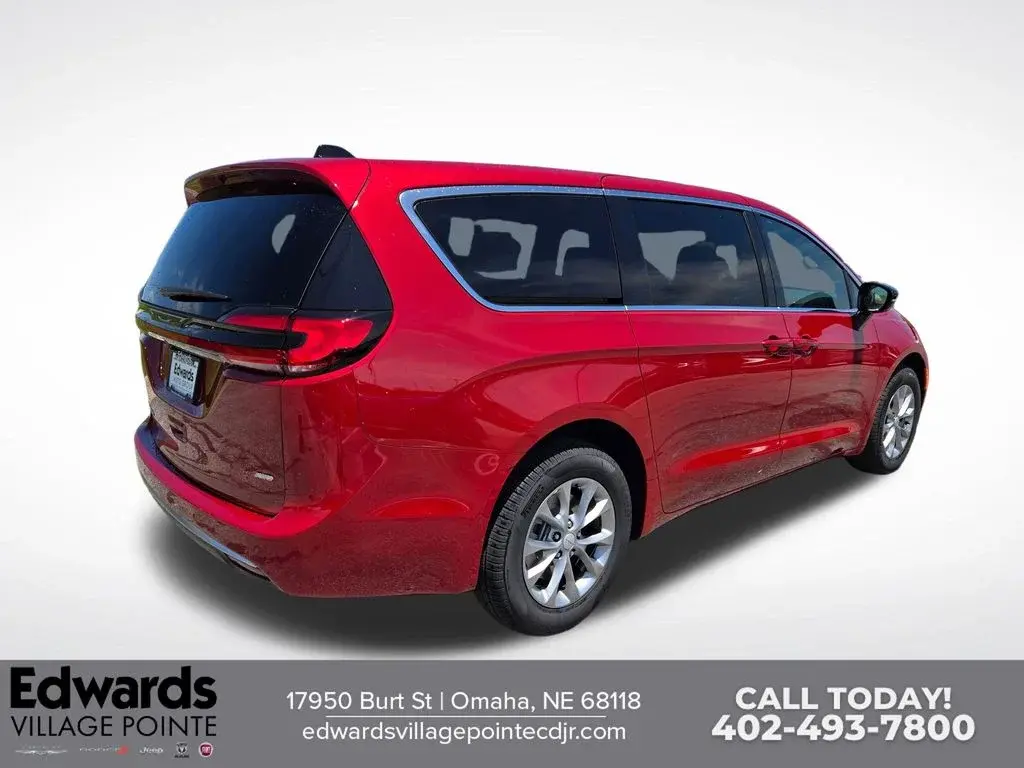 2027 Chrysler Pacifica Select AWD photo 3