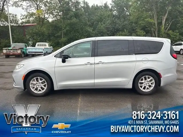 2024 Chrysler Pacifica Touring L's photo