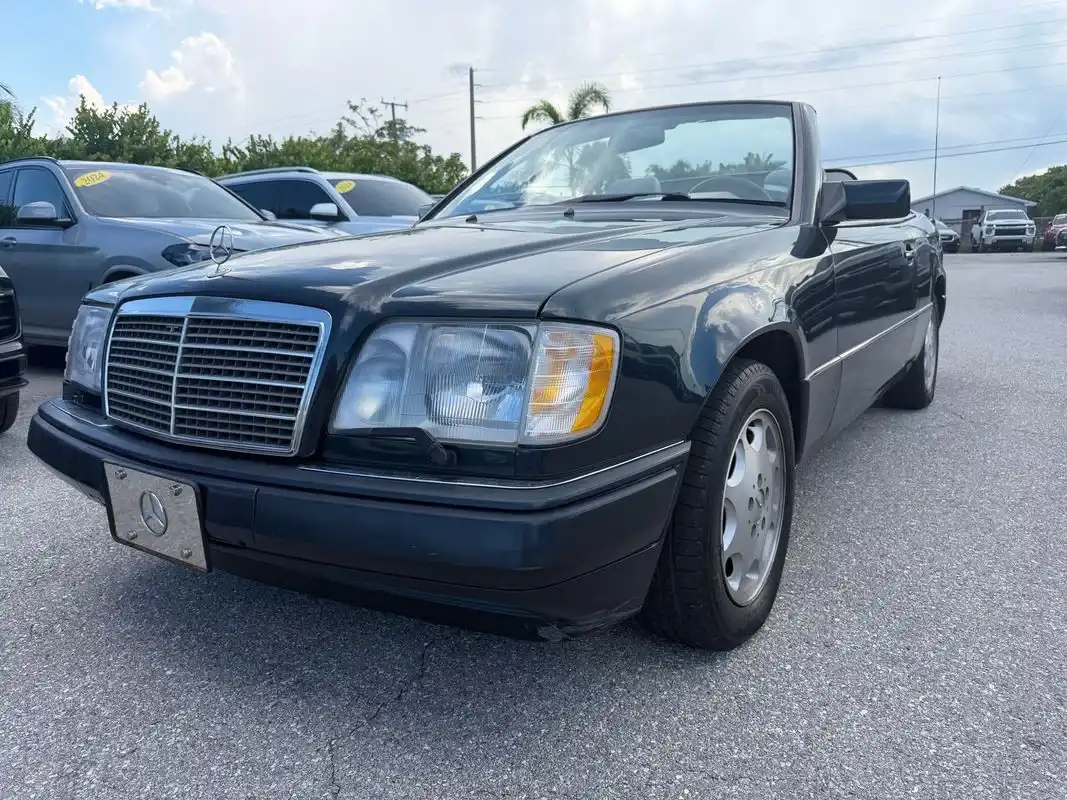 1995 Mercedes-Benz E-Class Pre-Owned 1995 Mercedes-Benz E320's photo