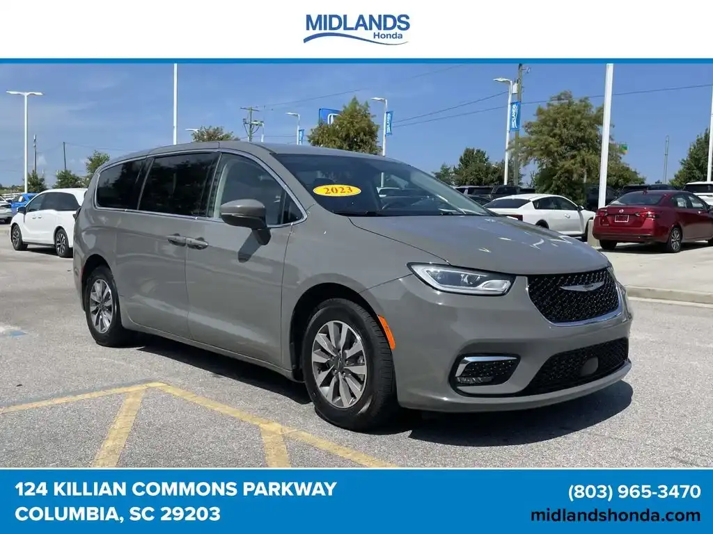 2023 Chrysler Pacifica Hybrid Touring L's photo