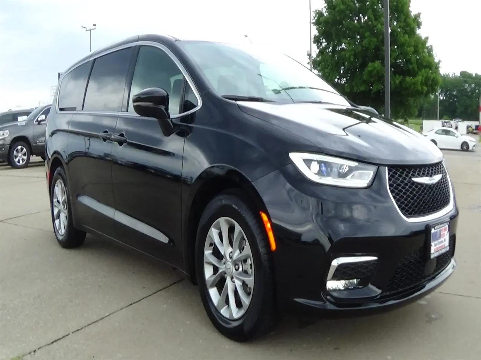 2026 Chrysler Pacifica Limited photo 4
