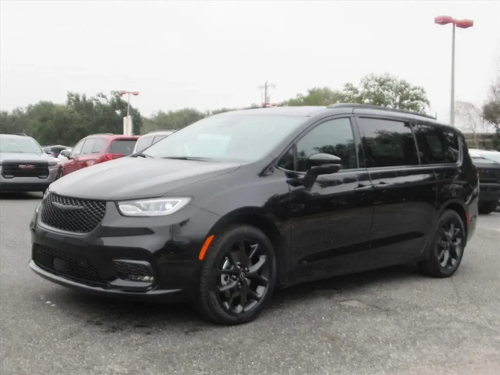 2026 Chrysler Pacifica Select photo 3