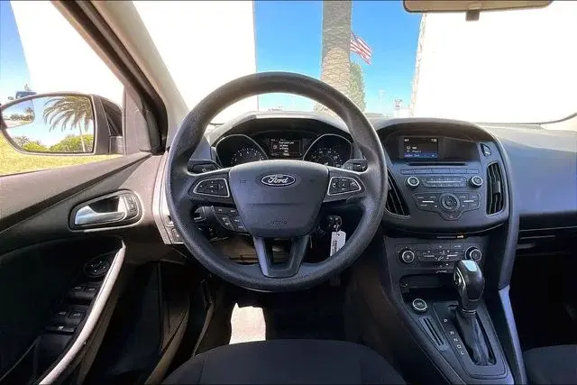 2016 Ford Focus Sedan SE photo 5
