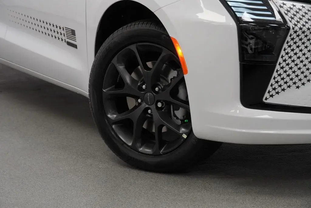 2027 Chrysler Pacifica Select AWD photo 4