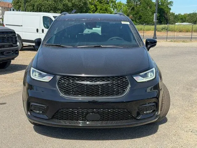 2026 Chrysler Pacifica Select AWD photo 3