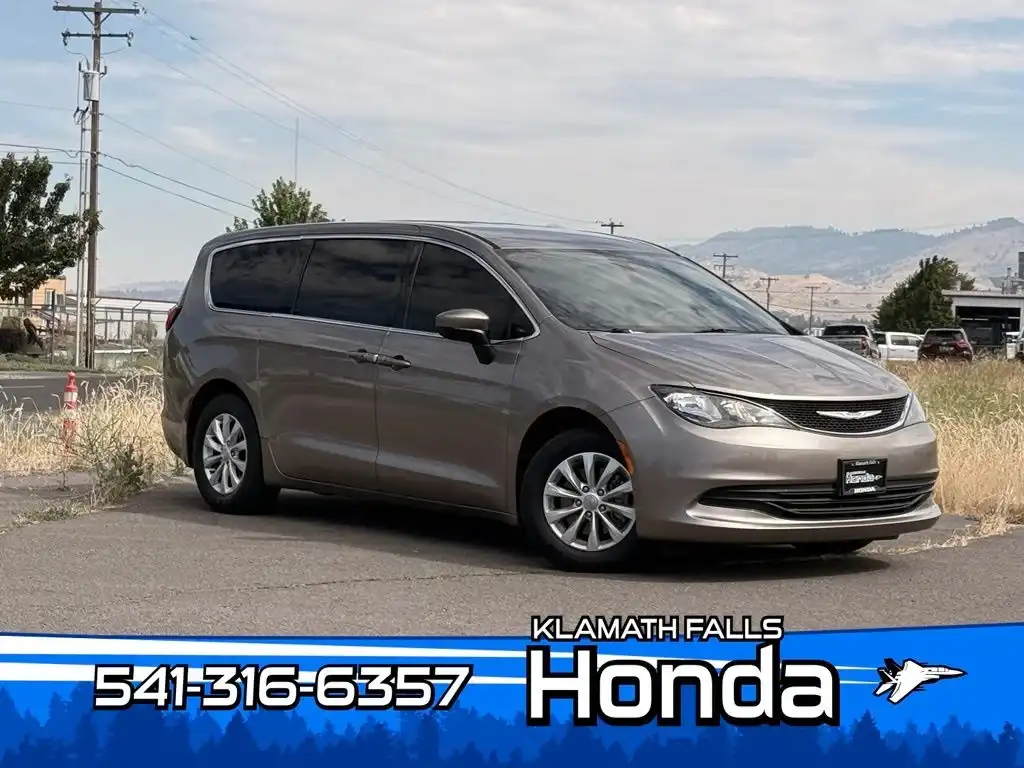 2017 Chrysler Pacifica Touring's photo