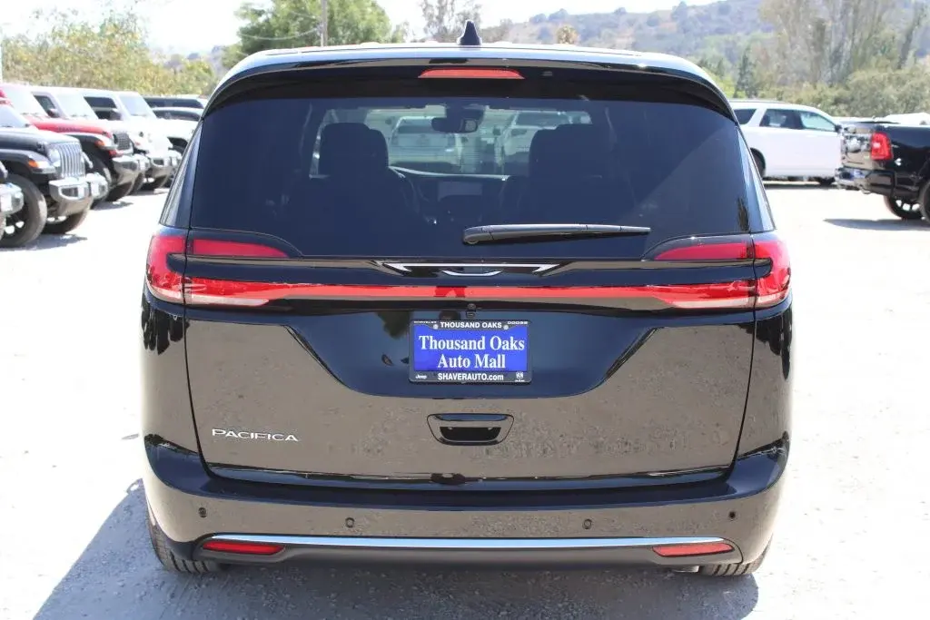 2027 Chrysler Pacifica Select photo 5