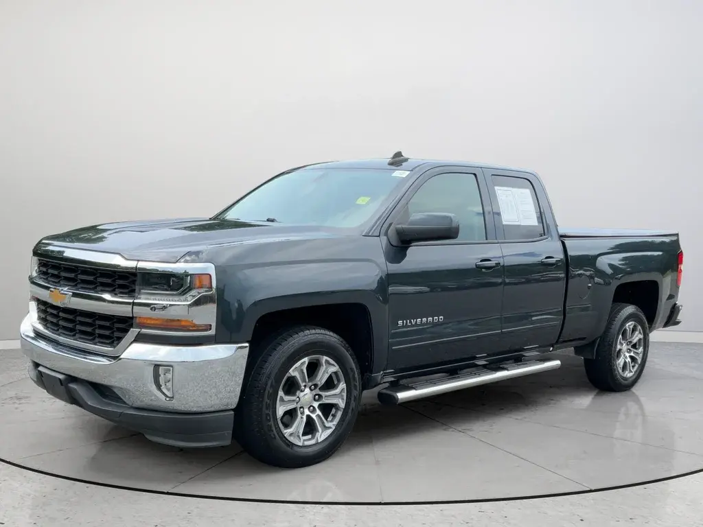 2017 Chevrolet Silverado 1500 LT Double Cab Std Box photo 5