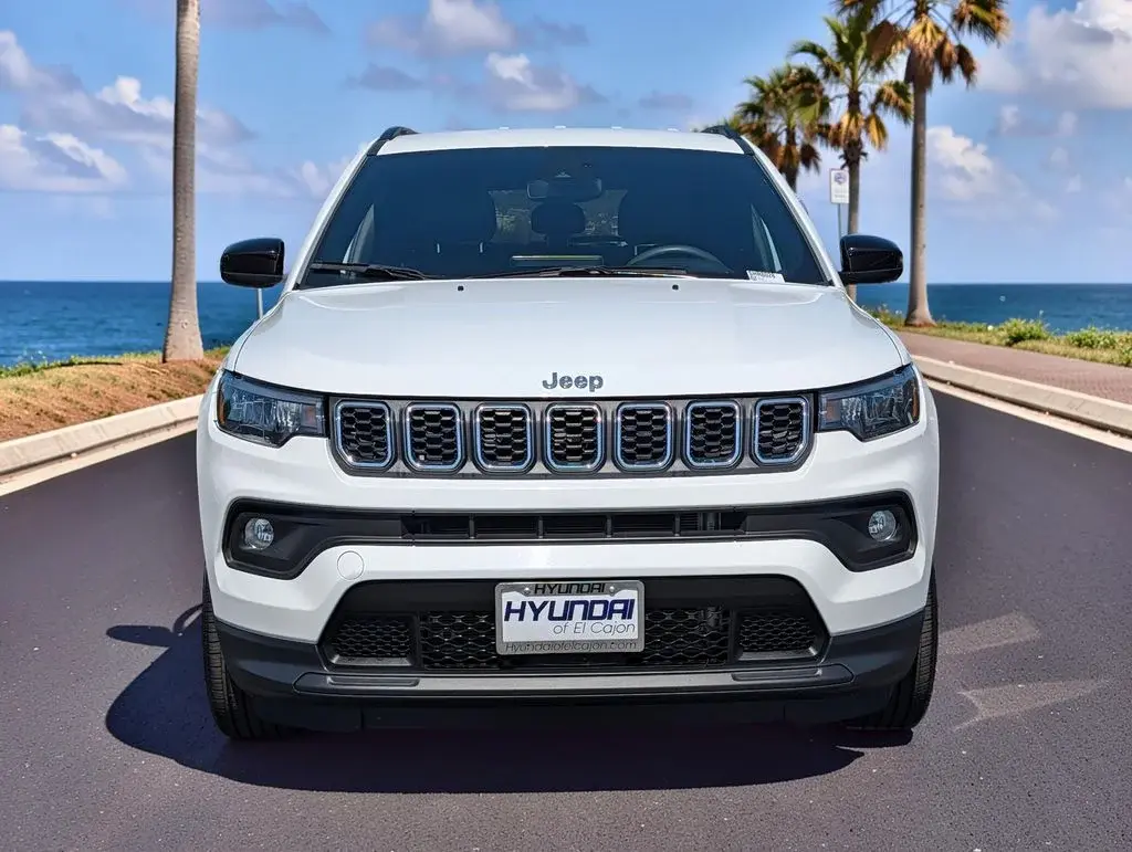 2024 Jeep Compass Latitude 4X4 photo 3