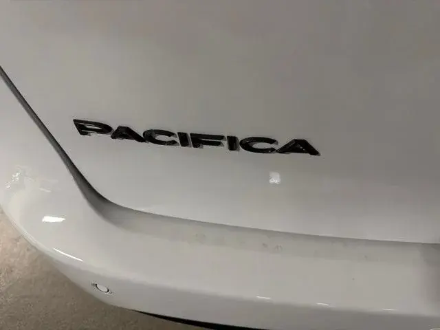 2027 Chrysler Pacifica Select AWD photo 5