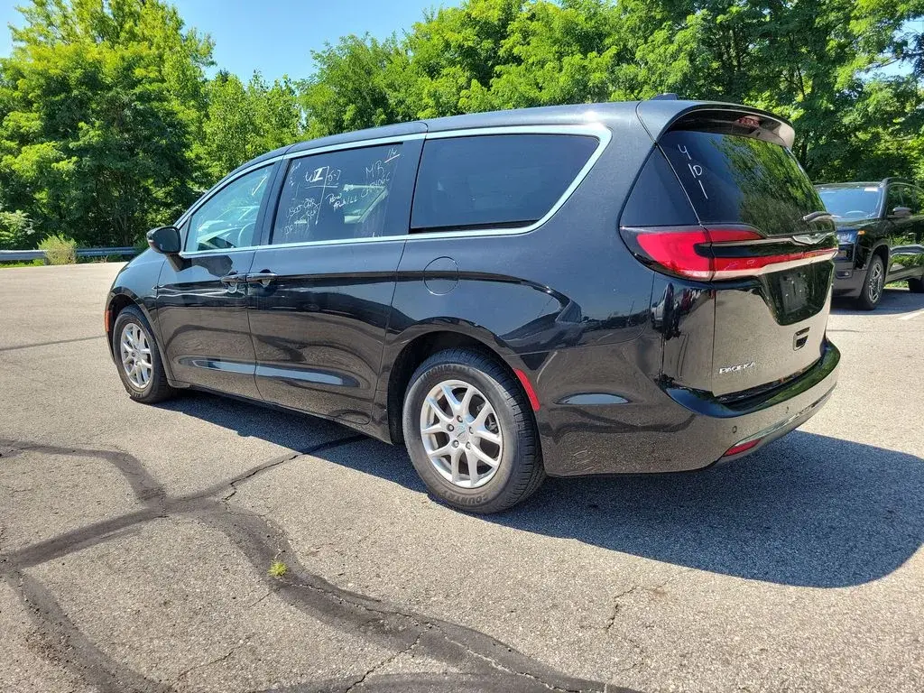 2023 Chrysler Pacifica Touring L photo 5