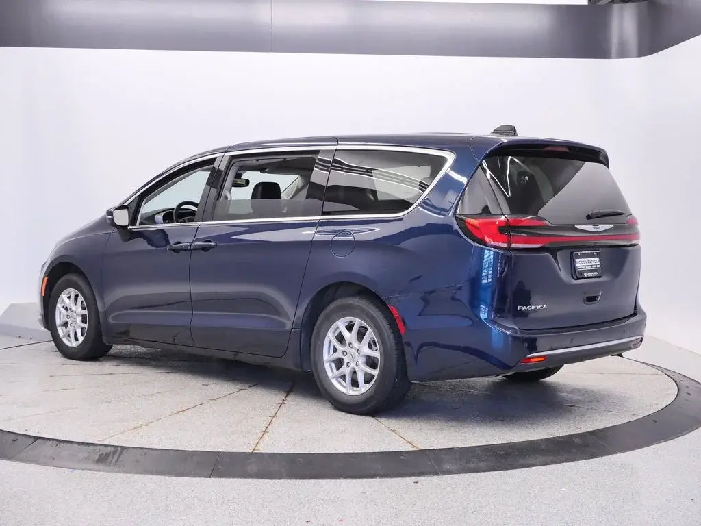 2023 Chrysler Pacifica Touring L photo 3