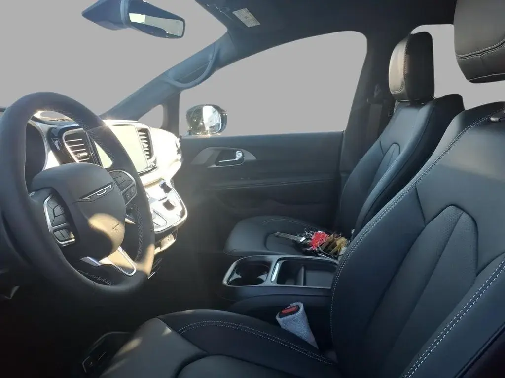 2027 Chrysler Pacifica Select photo 5