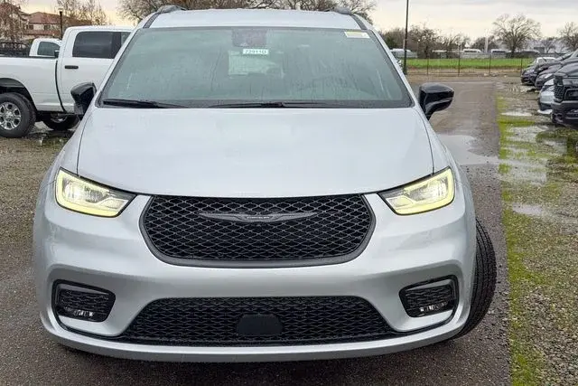 2026 Chrysler Pacifica Select photo 3