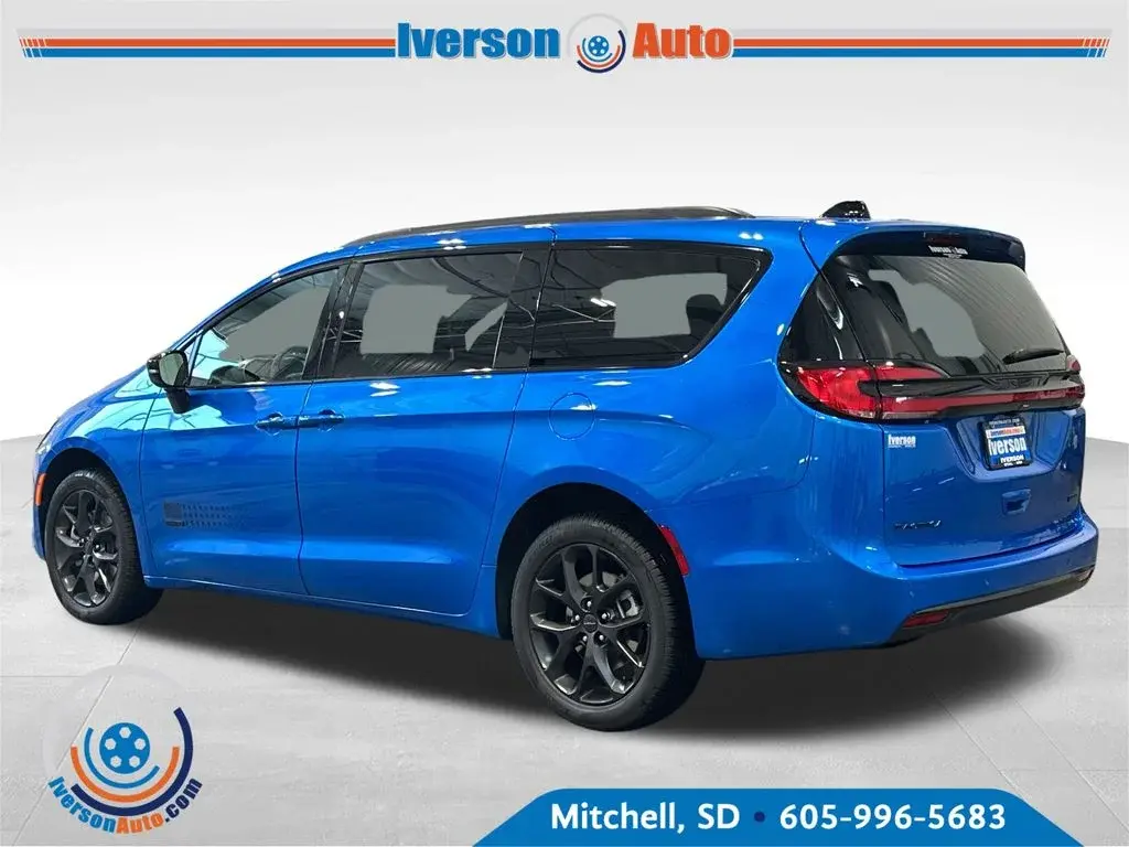 2027 Chrysler Pacifica Select AWD photo 5