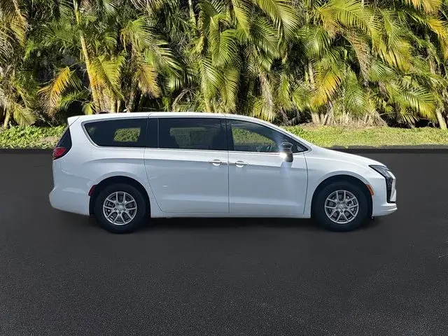 2027 Chrysler Pacifica Select photo 3