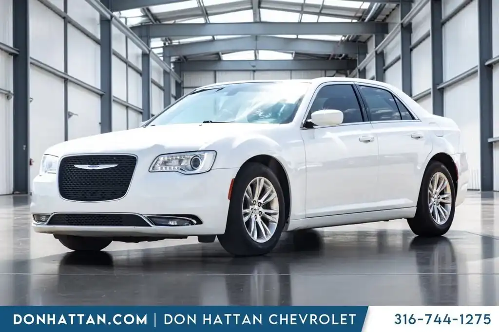 2020 Chrysler 300 Touring's photo