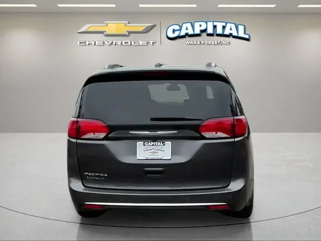 2017 Chrysler Pacifica Touring L Plus photo 4