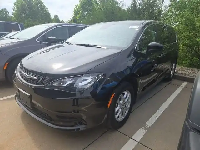 2023 Chrysler Voyager LX's photo