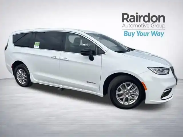 2024 Chrysler Pacifica Touring's photo