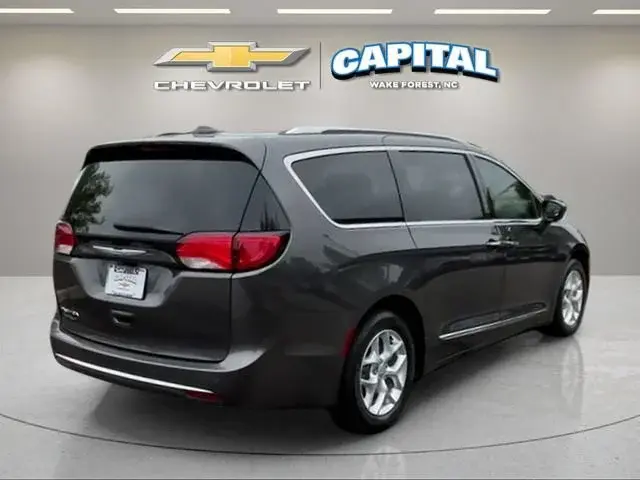 2017 Chrysler Pacifica Touring L Plus photo 5