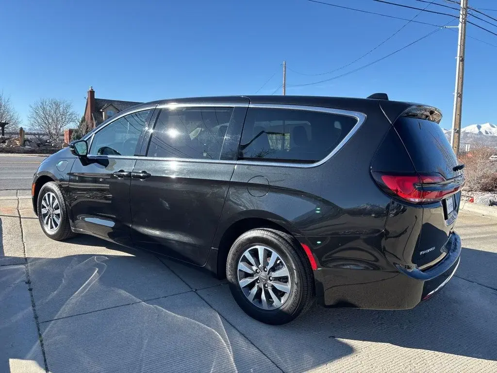 2024 Chrysler Pacifica Hybrid Select PHEV photo 5