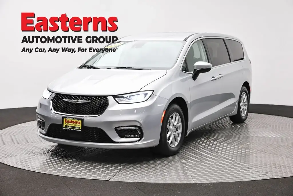 2023 Chrysler Pacifica Touring L photo 1