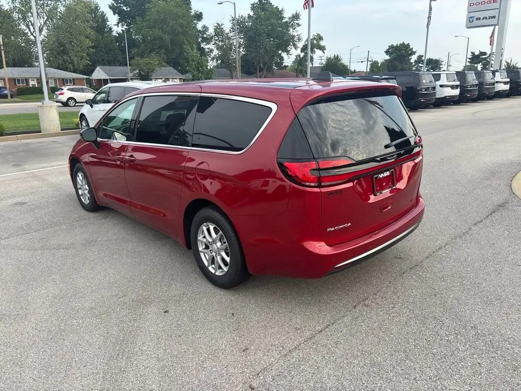 2027 Chrysler Pacifica Select photo 4
