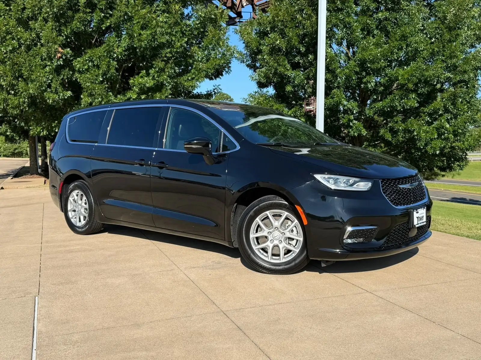 2025 Chrysler Pacifica Select's photo