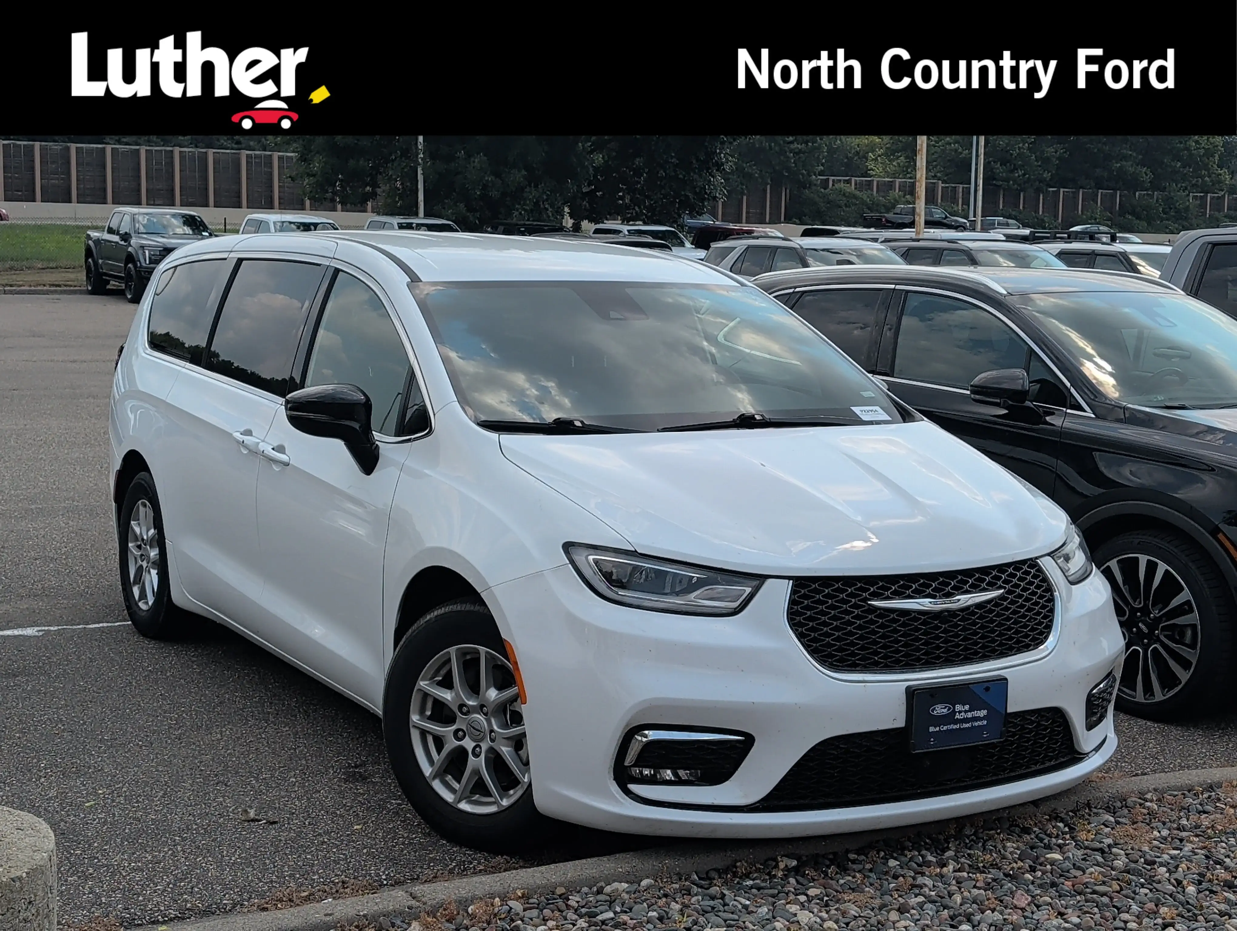 2025 Chrysler Pacifica Select photo 1