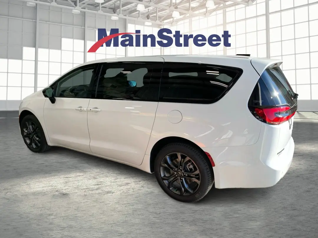 2026 Chrysler Pacifica Select AWD photo 3