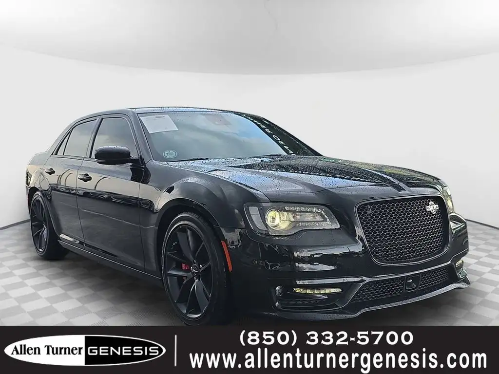 2023 Chrysler 300 C's photo