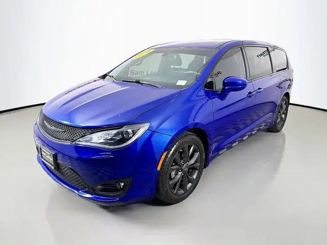 2020 Chrysler Pacifica Touring photo 3