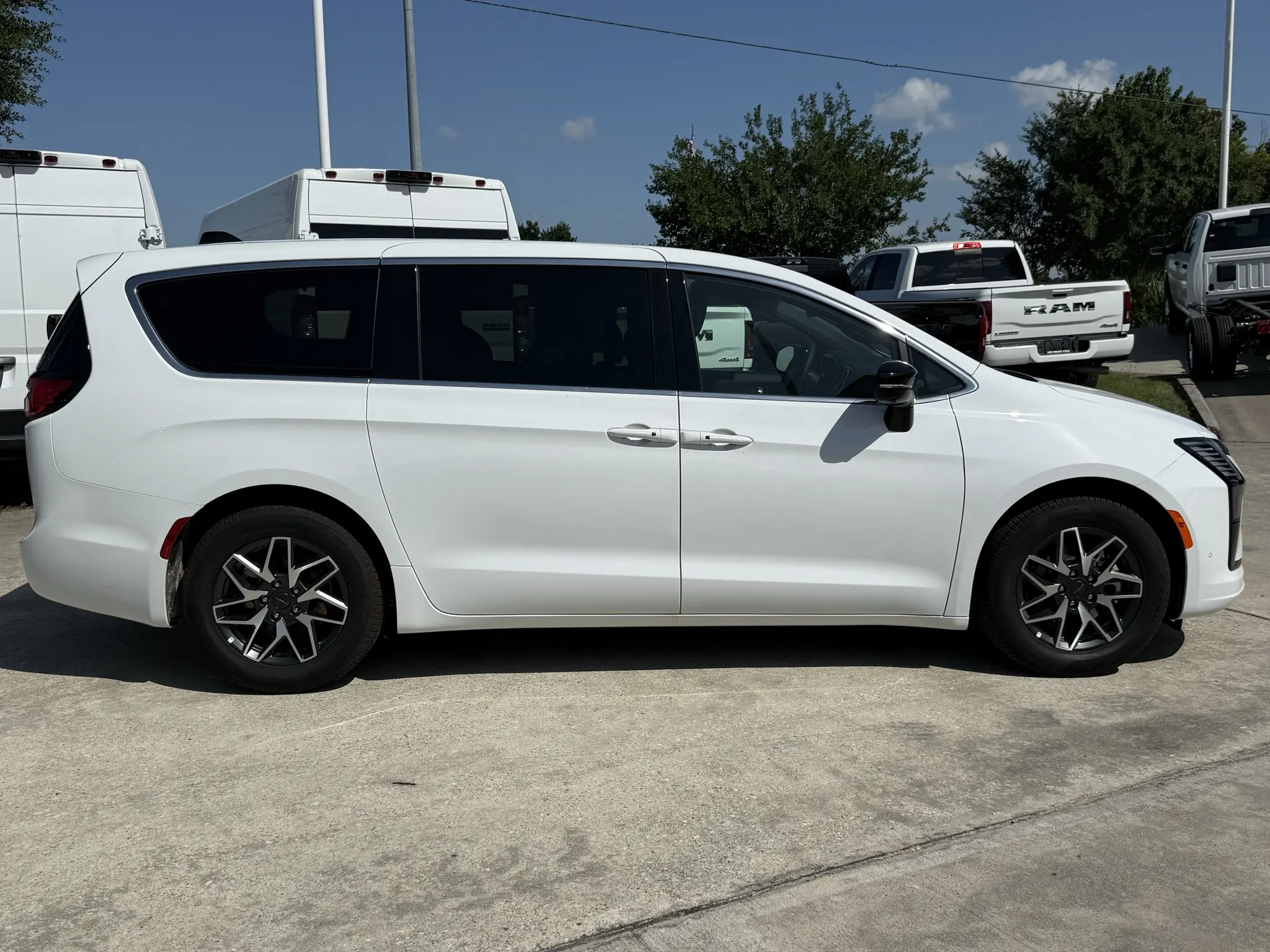 2027 Chrysler Pacifica Limited photo 3