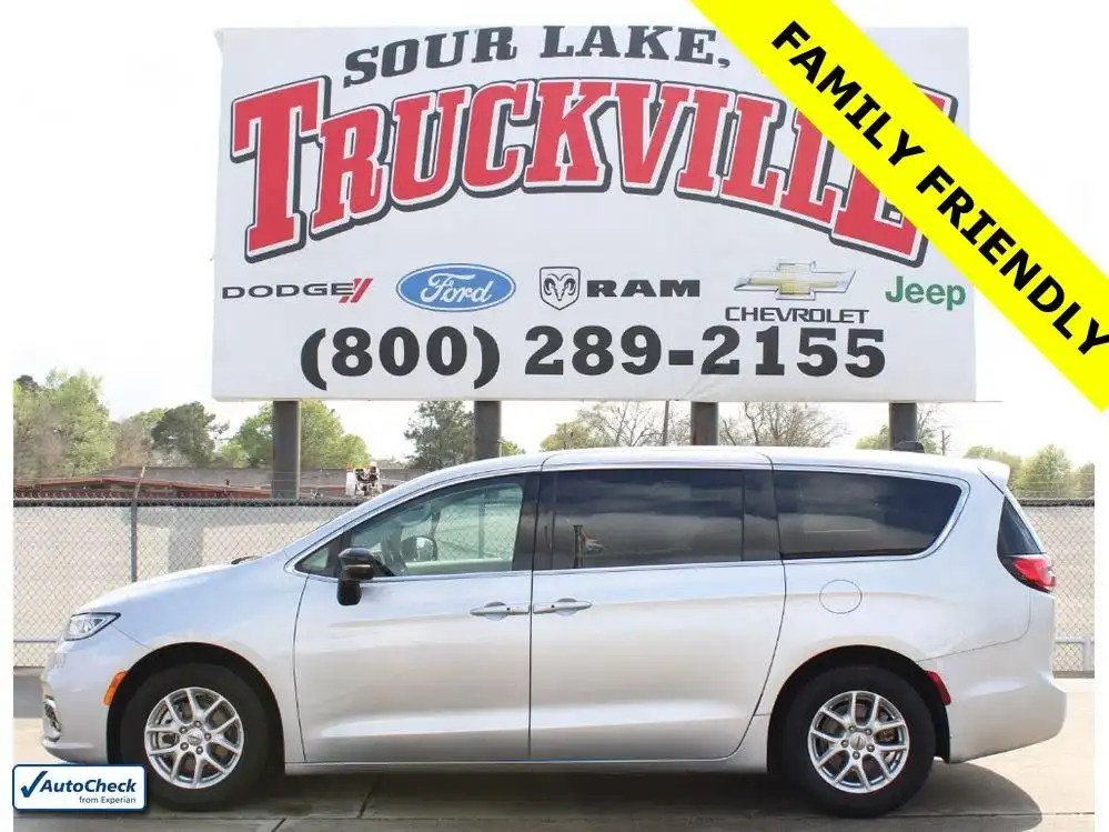 2024 Chrysler Pacifica Touring L's photo