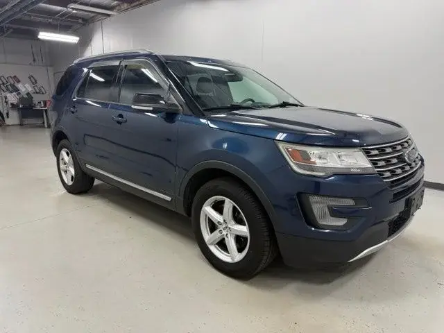 2017 Ford Explorer XLT 4WD photo 3