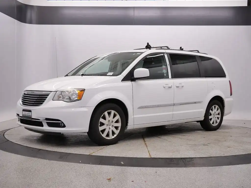 2014 Chrysler Town & Country Touring's photo