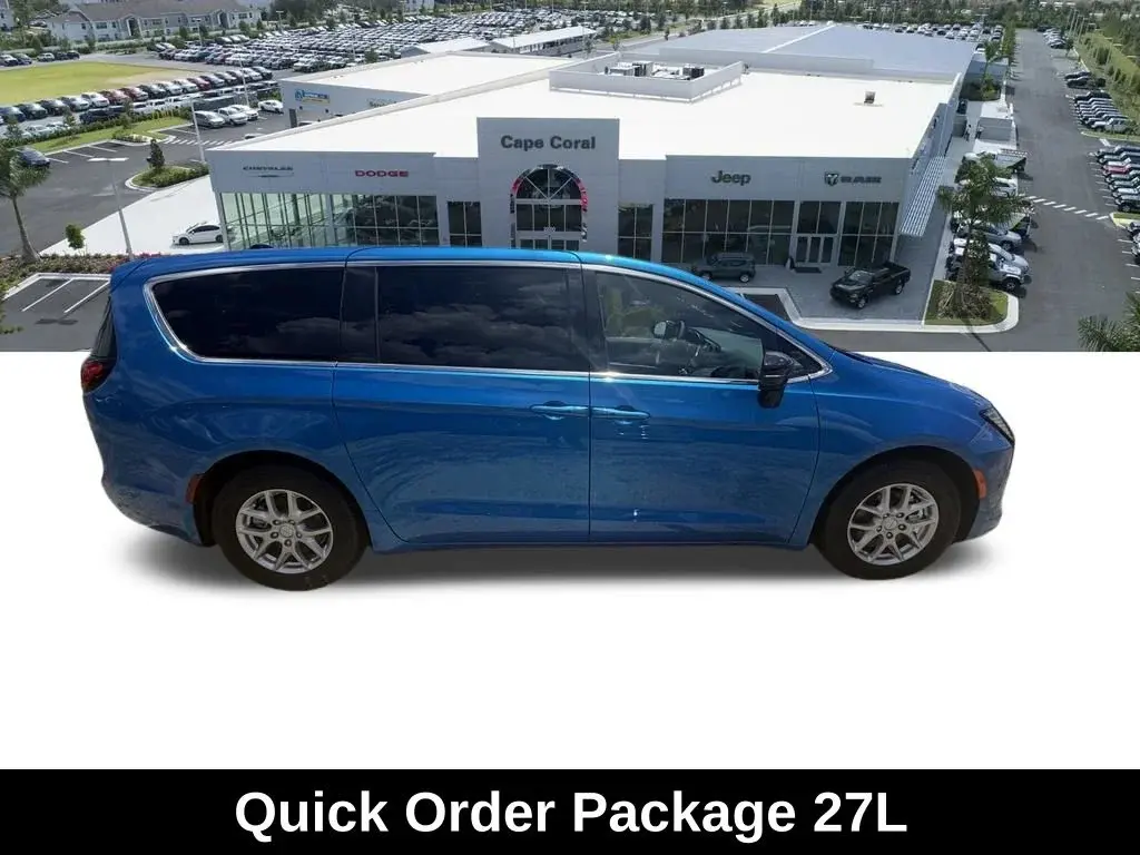 2027 Chrysler Pacifica Select photo 3
