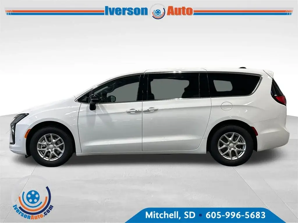 2027 Chrysler Pacifica Select photo 4