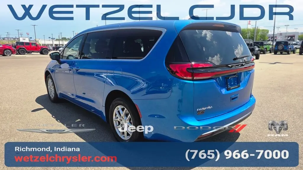 2027 Chrysler Pacifica Select photo 5