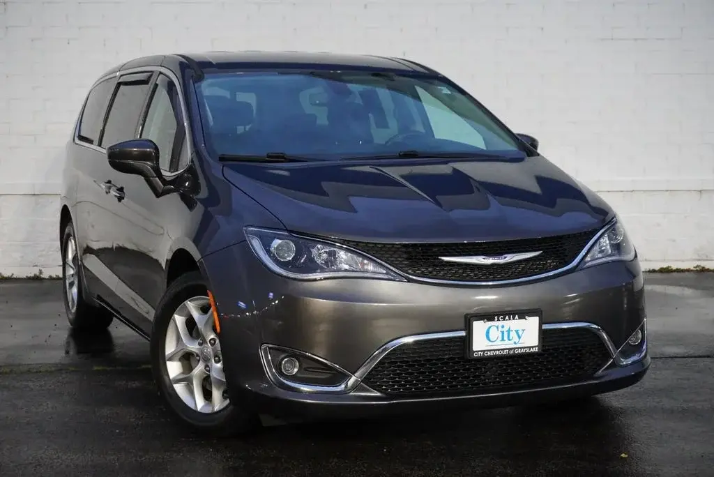 2020 Chrysler Pacifica Touring photo 4