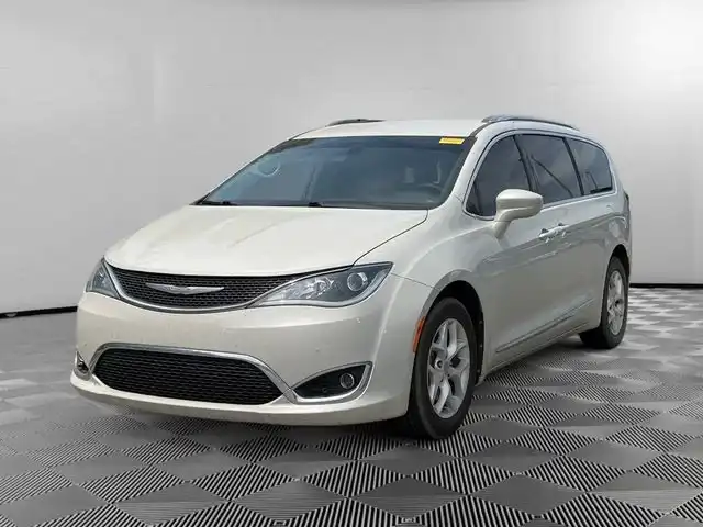 2017 Chrysler Pacifica Touring-L Plus's photo
