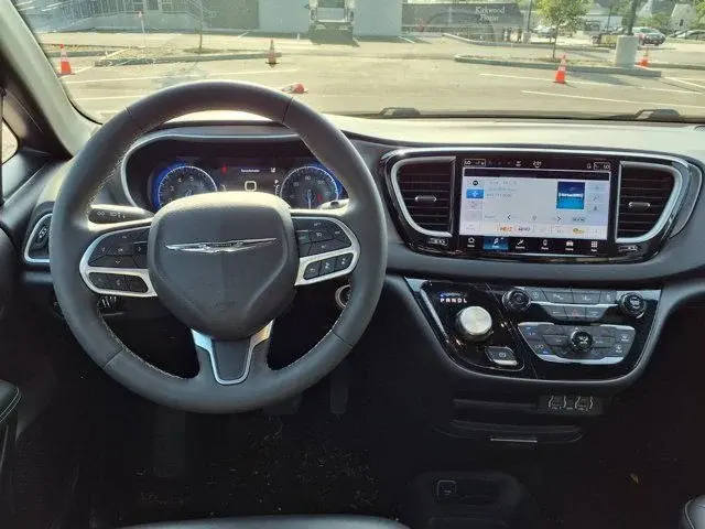 2025 Chrysler Pacifica Select photo 5