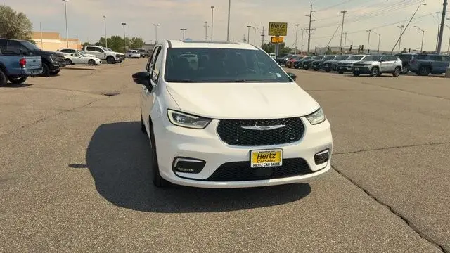 2026 Chrysler Pacifica Limited photo 3