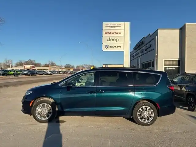 2022 Chrysler Pacifica Touring L's photo